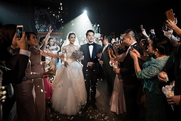 Đám cưới triệu đô sang chảnh hết nấc của mỹ nhân đẹp nhất nhì Thái Lan với nhẫn kim cương 5 carat, 6 bộ váy đắt đỏ - Ảnh 8.