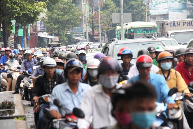 Mưa từ sáng sớm, người Sài Gòn bì bõm lội nước, chen chúc nhau đi làm - Ảnh 8.