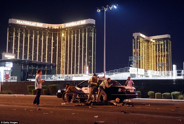 Đám đông la hét, hoảng sợ và giẫm đạp lên nhau trong hiện trường vụ xả súng lễ hội âm nhạc Las Vegas - Ảnh 7.