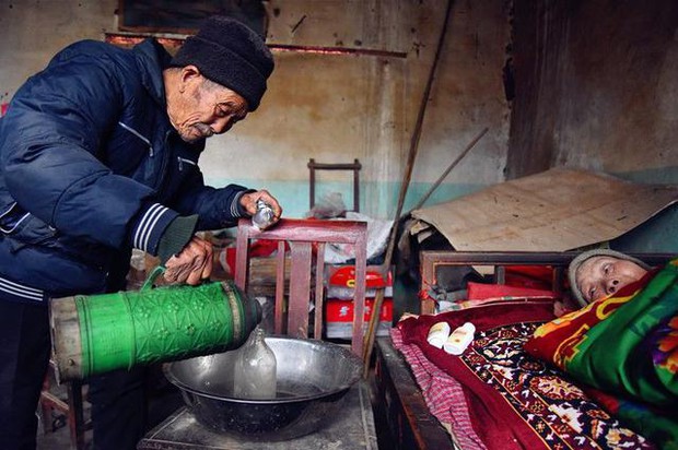 Kết hôn được 5 tháng vợ mắc bệnh tê liệt toàn thân, người chồng bên cạnh chăm sóc 58 năm - Ảnh 8.