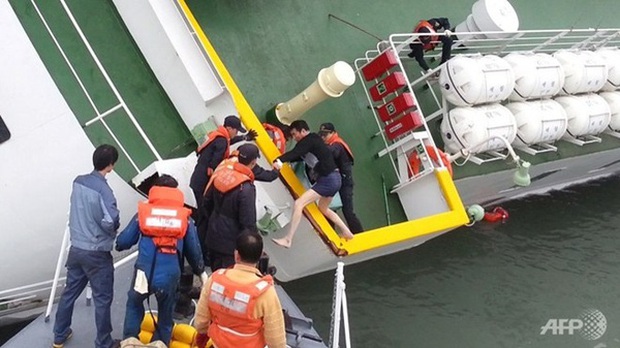 Loạt hình ám ảnh trong thảm kịch chìm phà Sewol cướp đi sinh mạng của gần 300 học sinh ở Hàn Quốc 3 năm trước - Ảnh 10.
