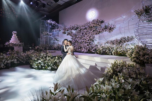 Đám cưới triệu đô sang chảnh hết nấc của mỹ nhân đẹp nhất nhì Thái Lan với nhẫn kim cương 5 carat, 6 bộ váy đắt đỏ - Ảnh 9.