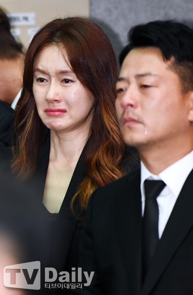 Loạt sao Hàn không kìm nổi nước mắt, cùng hàng trăm fan đưa tiễn tài tử Reply 1988 tại lễ tang - Ảnh 9.