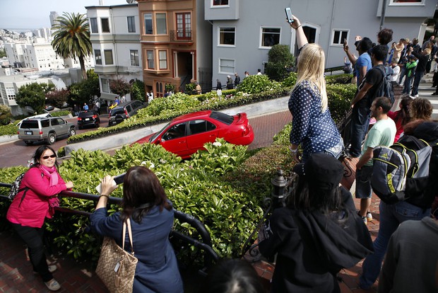 Video: Trải nghiệm thử thách lái xe ở con đường hoa lãng mạn và ngoằn ngoèo nhất nước Mỹ tại San Francisco - Ảnh 3.