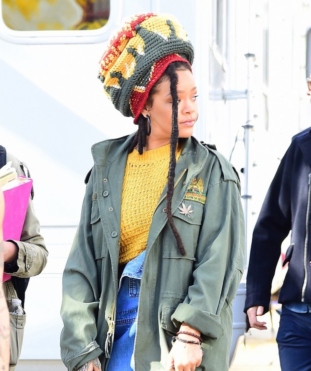 Rihanna đi đâu cũng phô ra hai quả bom nổ chậm, thời trang ngày càng khó hiểu quá đà - Ảnh 14.