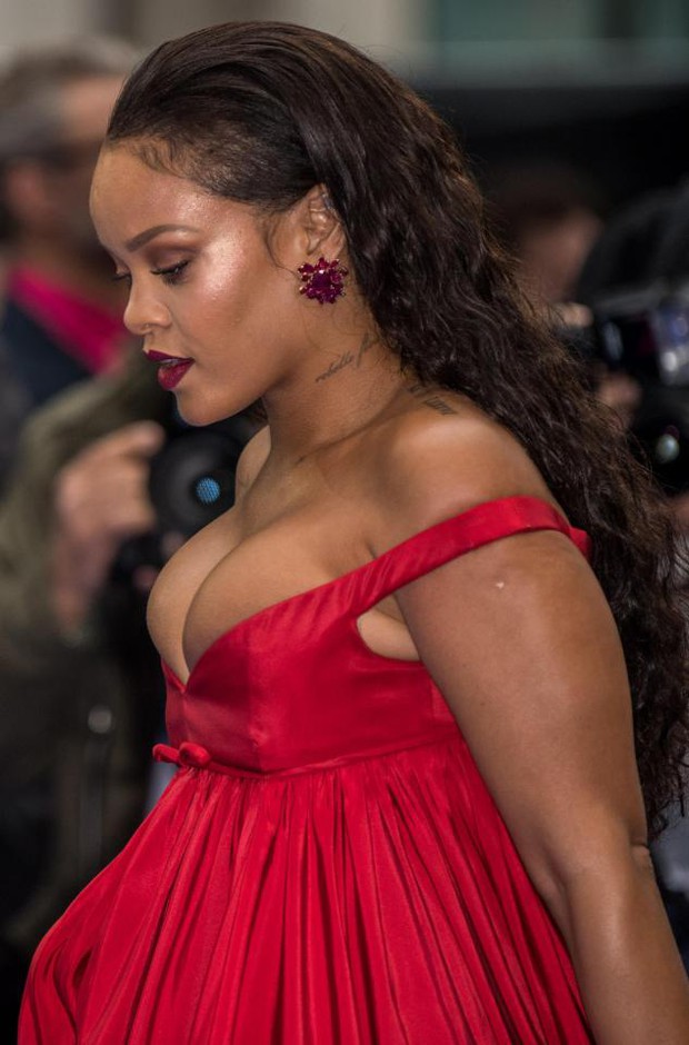 Rihanna đi đâu cũng phô ra hai quả bom nổ chậm, thời trang ngày càng khó hiểu quá đà - Ảnh 3.