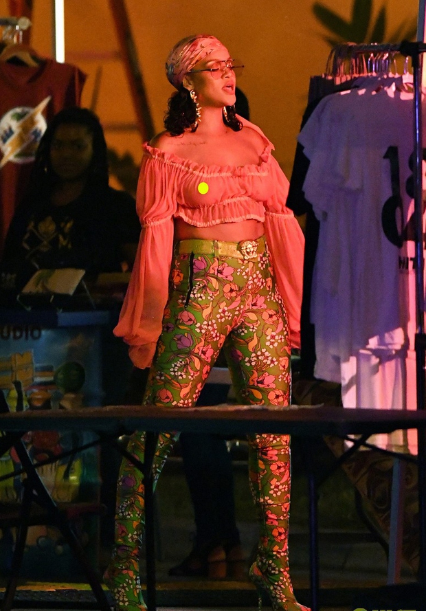 Rihanna đi đâu cũng phô ra hai quả bom nổ chậm, thời trang ngày càng khó hiểu quá đà - Ảnh 9.