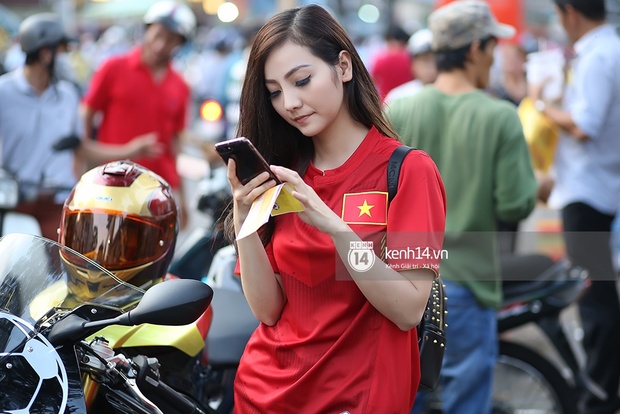 Nữ biker 9X Sài Gòn cưỡi xe khủng cổ vũ Công Phượng và U23 Việt Nam - Ảnh 4.
