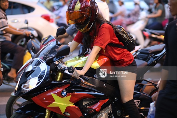 Nữ biker 9X Sài Gòn cưỡi xe khủng cổ vũ Công Phượng và U23 Việt Nam - Ảnh 2.