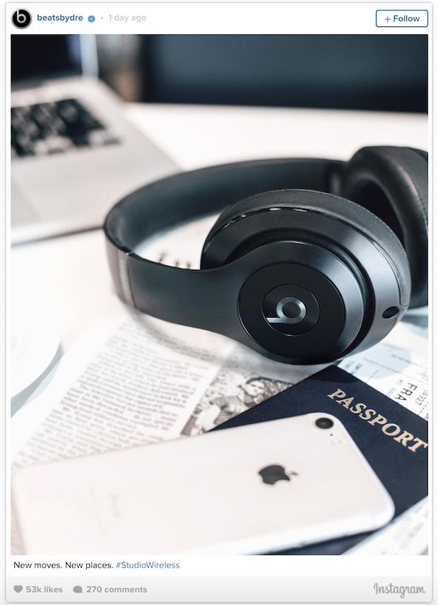 Apple bất ngờ để lộ iPhone 7 màu lạ trong ảnh quảng cáo tai nghe Beats? - Ảnh 1.