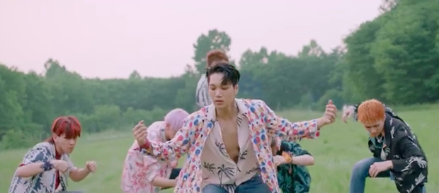 Ko Ko Bop của EXO: nhạc khó nghe, nhưng thời trang MV thì dễ ngấm với toàn hàng hiệu - Ảnh 21. Ko Ko Bop của EXO: nhạc khó nghe, nhưng thời trang MV thì dễ ngấm với toàn hàng hiệu - Ảnh 21.