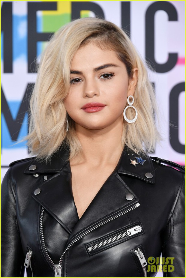 Thảm đỏ AMA 2017: Selena Gomez nhuộm tóc vàng chất chơi, BTS xuất hiện điển trai cùng dàn sao quốc tế - Ảnh 2.