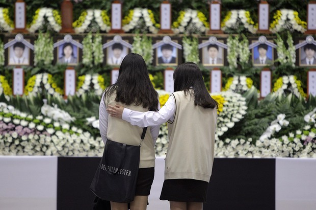 Loạt hình ám ảnh trong thảm kịch chìm phà Sewol cướp đi sinh mạng của gần 300 học sinh ở Hàn Quốc 3 năm trước - Ảnh 19.