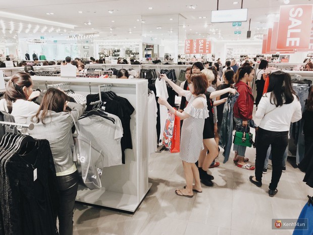 Thông báo sale tới 50%, H&M khiến tín đồ thời trang Hà Nội hụt hẫng vì sale quá ít đồ và không sale đồ Đông - Ảnh 13.