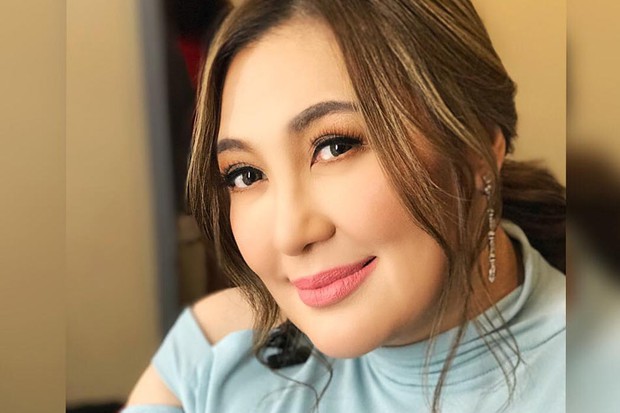 Cảm động khi nhìn thấy hình ảnh cậu bé đáng thương ngủ gật bên sạp bán rau, siêu sao Philippines kêu gọi giúp đỡ - Ảnh 2.