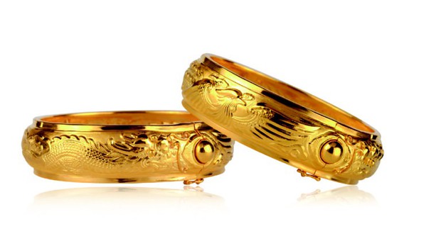 Song Joong Ki và Song Hye Kyo lộ hình đan tay tình cảm, đeo quà cưới vòng vàng long phượng khủng - Ảnh 3.