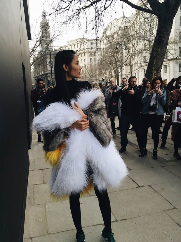2 street style siêu vô lý: Mai Ngô mặc dị không ai bằng, Kim Kardashian lại chân chất khó đỡ - Ảnh 8.