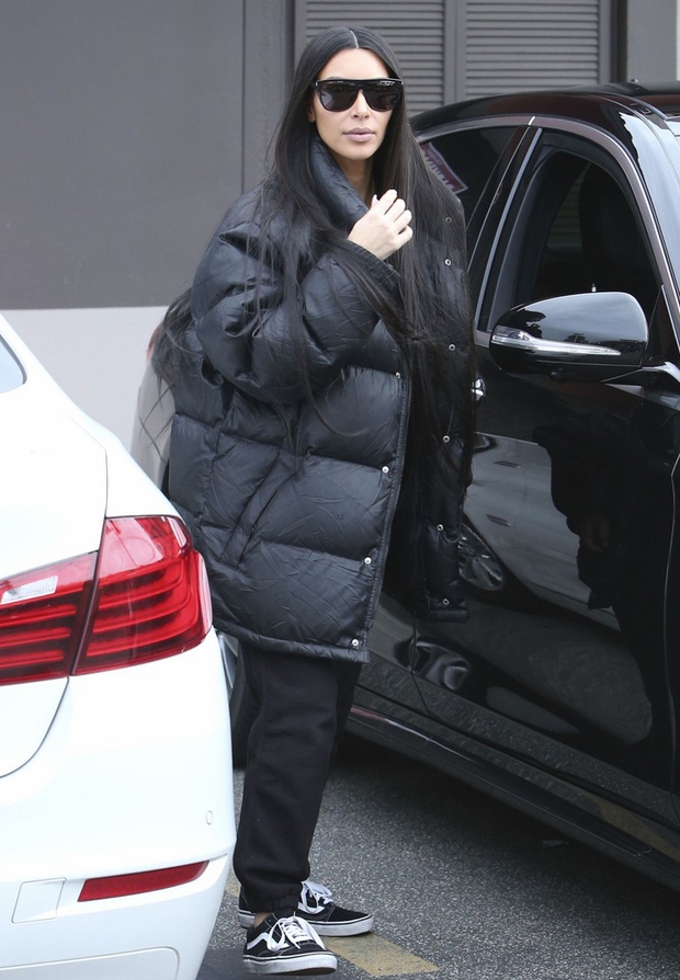 2 street style siêu vô lý: Mai Ngô mặc dị không ai bằng, Kim Kardashian lại chân chất khó đỡ - Ảnh 2.