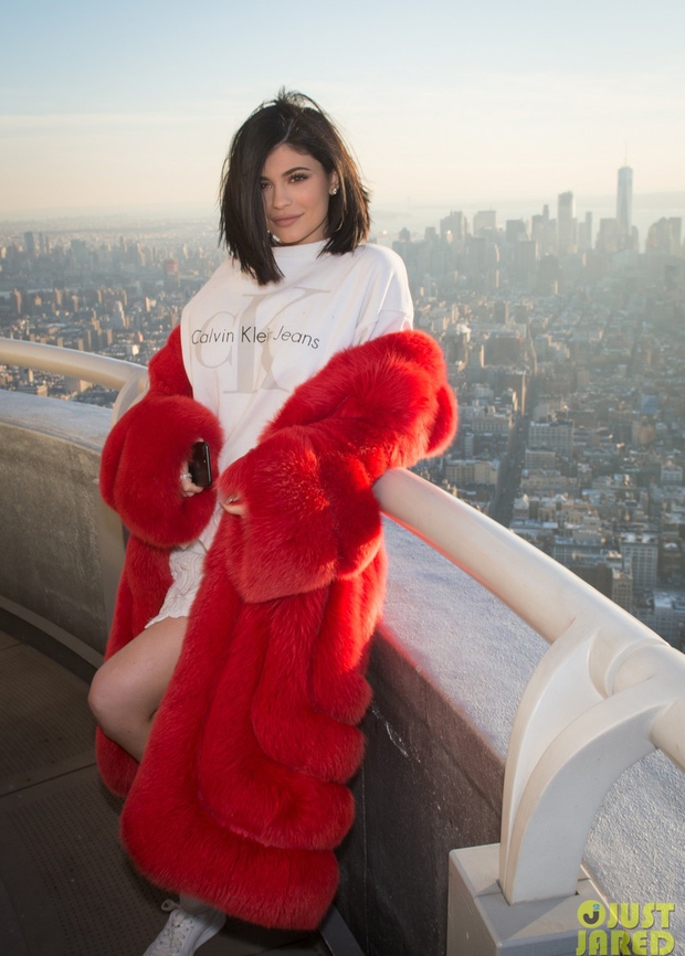 2 street style siêu vô lý: Mai Ngô mặc dị không ai bằng, Kim Kardashian lại chân chất khó đỡ - Ảnh 22.