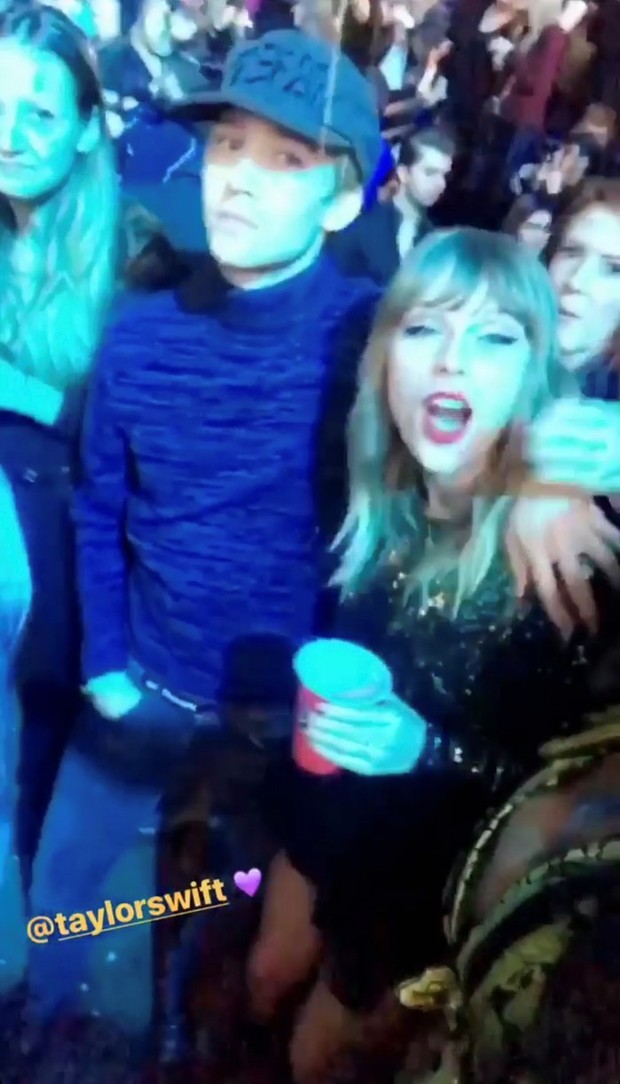 Taylor Swift và người yêu điển trai hết nhảy tình tứ lại ôm hôn nhau giữa concert - Ảnh 2.