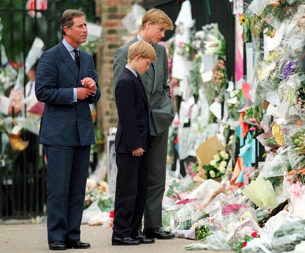 20 năm sau ngày mất Công nương Diana, Cung điện Kensington lại ngập tràn hoa tươi tưởng niệm - Ảnh 6.