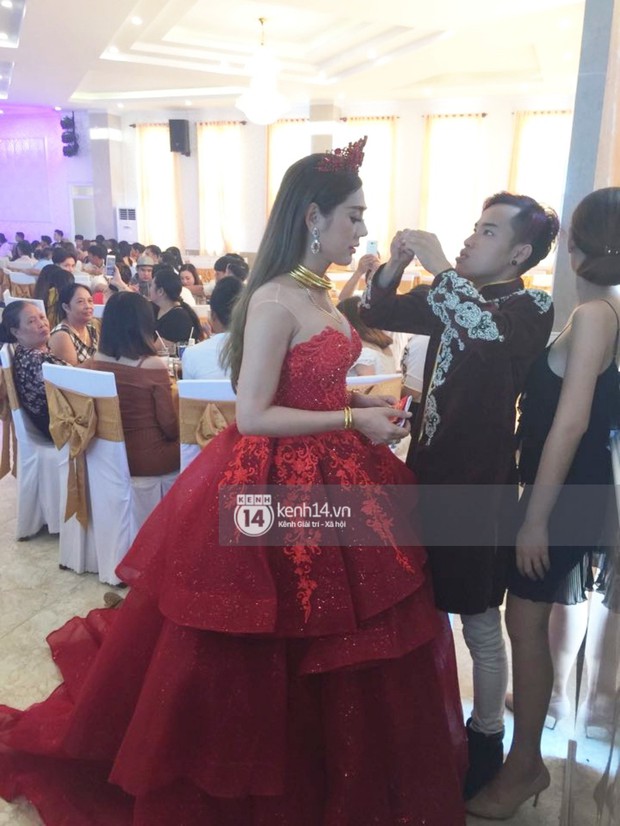 Lâm Khánh Chi hôn đắm đuối chú rể, thay váy đỏ nổi bần bật như công chúa trong lễ cưới - Ảnh 2.