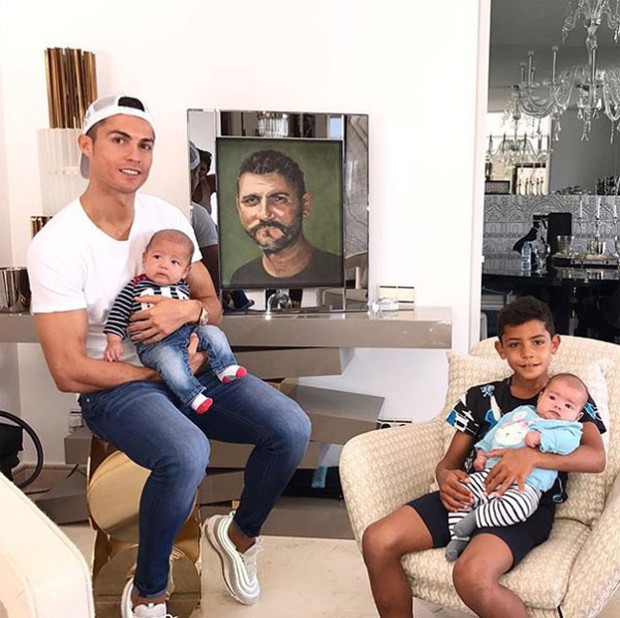 Ronaldo phải chật vật mới khiến cậu con trai lớn Cristiano Jr ngồi ăn tối - Ảnh 1.