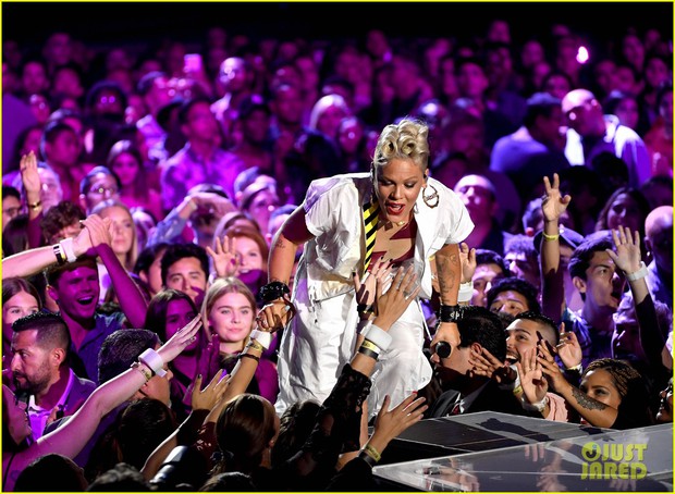 Clip: Loạt sân khấu phóng hỏa VMAs 2017 từ Katy Perry, Miley Cyrus, Demi Lovato... - Ảnh 12.