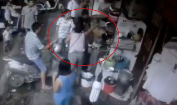 Nữ nhân viên quán chè nổi tiếng ở phố cổ Hà Nội bị khách hàng chửi bới, đập đầu xuống đất - Ảnh 1.