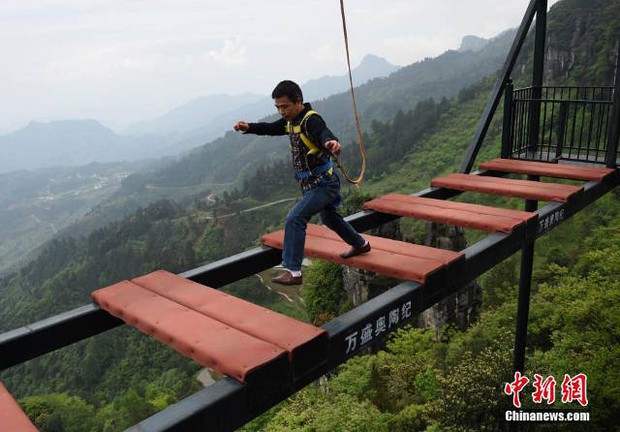 Trải nghiệm cảm giác thót tim trên cây cầu nguy hiểm nhất Trung Quốc - Ảnh 1.