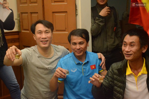 Đây là cách mà bố mẹ ăn mừng và cổ vũ cho những chàng trai của đội tuyển U23 Việt Nam - Ảnh 13.