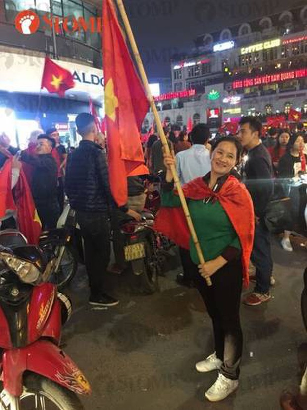 Không khí ăn mừng chiến thắng vui như hội của fan bóng đá Việt Nam tràn ngập trên báo Singapore - Ảnh 5.