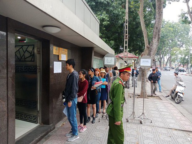 Người dân ùn ùn đến xin visa đi Trung Quốc cổ vũ U23 Việt Nam - Ảnh 4.