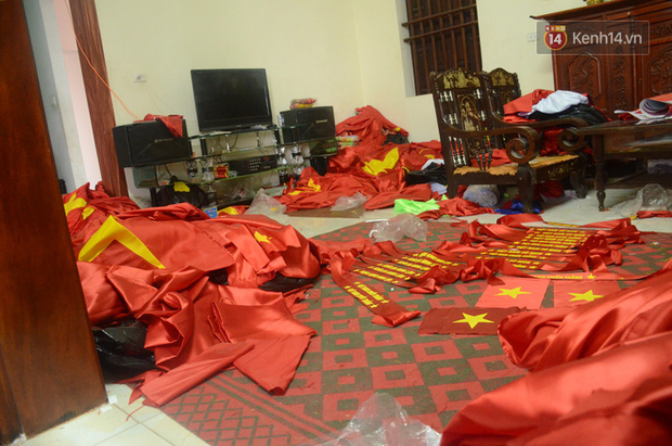 Hà Nội: Trắng đêm sản xuất cờ đỏ, băng rôn để phục vụ cổ động viên U23 Việt Nam trước thềm chung kết - Ảnh 6.