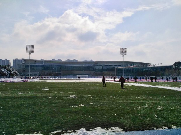 Bầu trời Thường Châu hửng nắng, SVĐ được thu dọn tuyết, fan bóng đá tại Trung Quốc vui mừng khôn xiết - Ảnh 7.