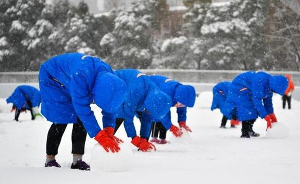 Trung Quốc huy động 300 người dọn tuyết trước trận chung kết U23 châu Á - Ảnh 3.
