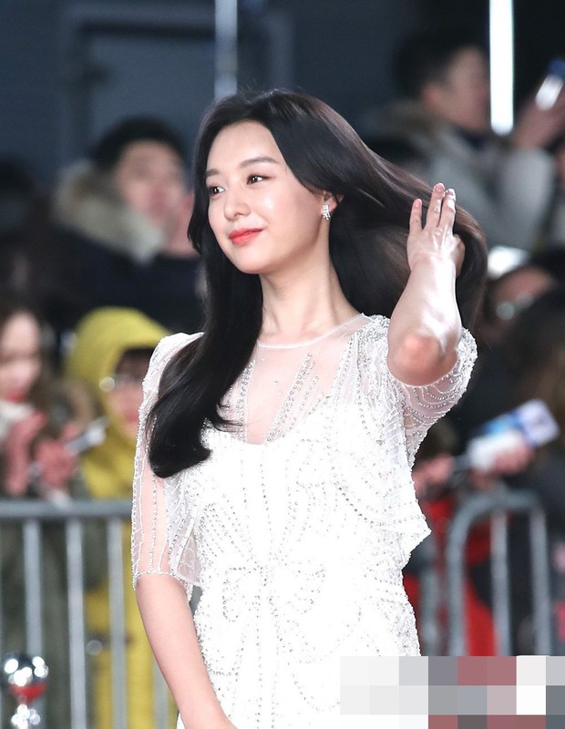 Bỏ qua cả Park Seo Joon và Jin Goo, nữ thần Hậu duệ mặt trời bất ngờ chọn tài tử U50 là mẫu hình lý tưởng - Ảnh 1.