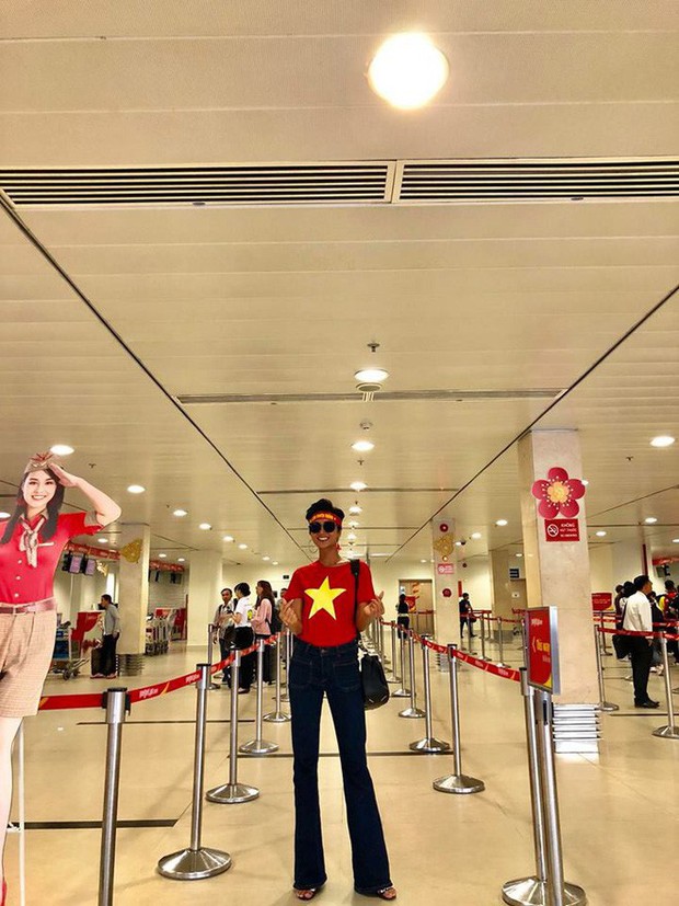 Chưa bao giờ street style của các người đẹp Việt lại ngập tràn cờ đỏ sao vàng như tuần vừa rồi - Ảnh 2.