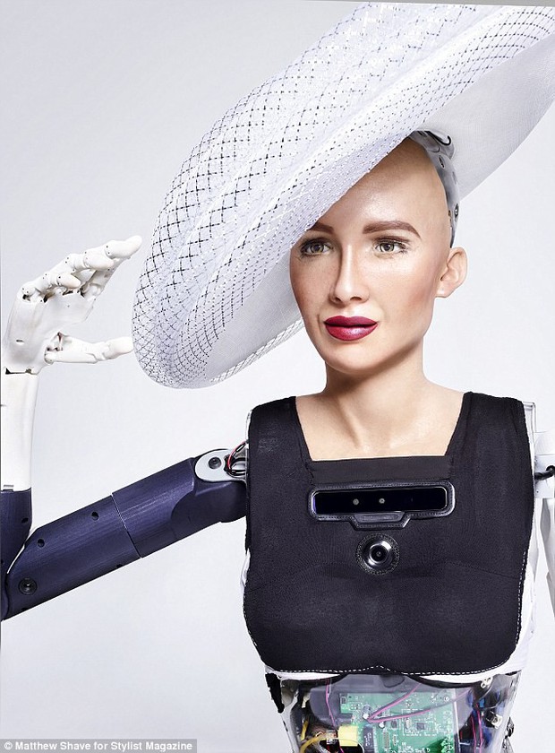 Robot Sophia xuất hiện trên bìa tạp chí thời trang Anh: Chúng tôi thấy sợ hãi - Ảnh 6.