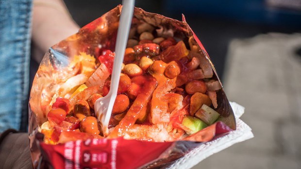 Có ai ngờ từ bịch snack đơn giản mà người Mexico lại chế biến thành một đặc sản đường phố ai ăn cũng thèm - Ảnh 1.