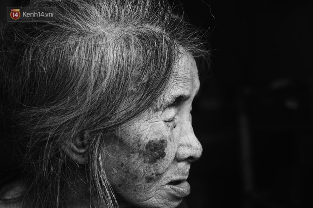 Ở Hà Nội, có một người mẹ mù gần 90 tuổi vẫn ngày đêm chăm đứa con gái điên: Còn sống được lúc nào, thì tôi còn nuôi nó - Ảnh 4.