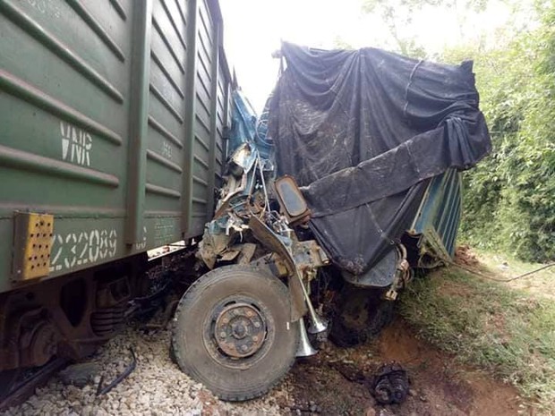 Hà Tĩnh: Tàu hỏa tông trực diện xe tải, tài xế bị mắc kẹt trong cabin - Ảnh 1.