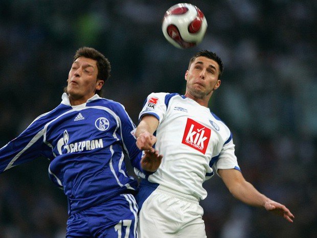 Tự truyện Mesut Oezil (chương 2): Nỗi ám ảnh kỳ thị của thằng bé dân nhập cư - Ảnh 2.