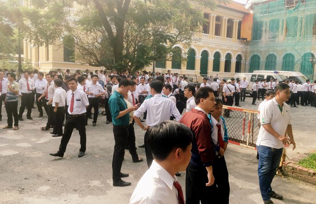 Hàng trăm tài xế Vinasun tiếp tục vây kín sân toà ở Sài Gòn, đòi Grab bồi thường hơn 40 tỷ đồng - Ảnh 4.