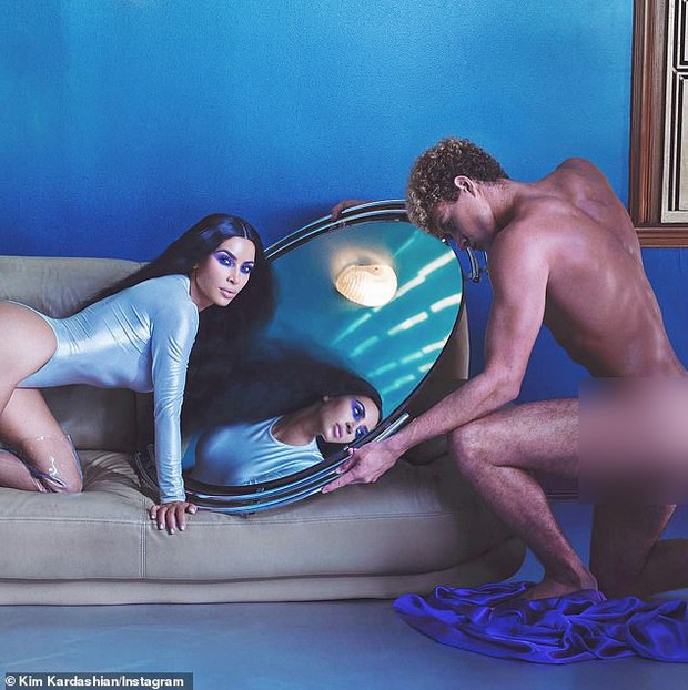 Kim Kardashian gây tranh cãi với loạt ảnh sexy: Hết khoe vòng 1 lại tạo dáng bên mẫu nam khỏa thân - Ảnh 2.