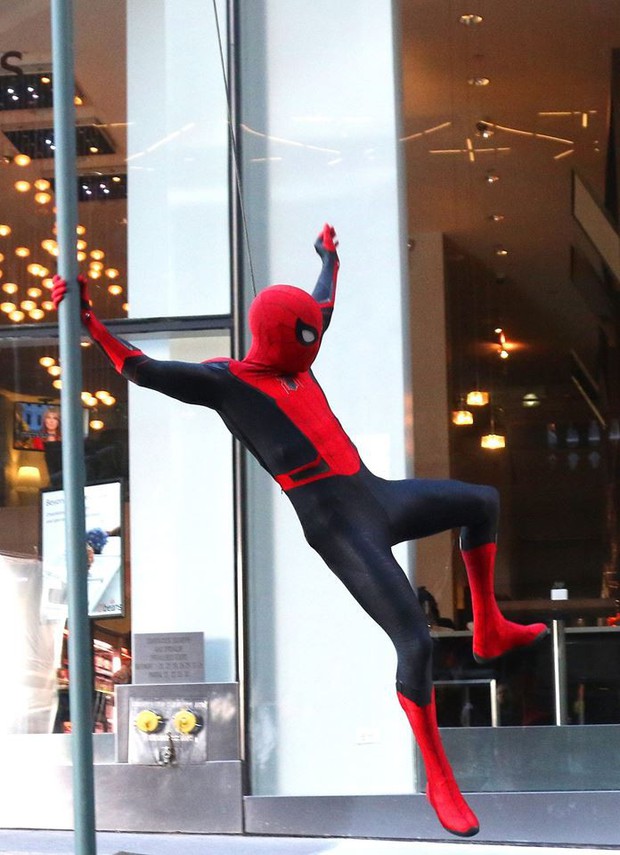 Bé Nhện Tom Holland khoe bộ giáp mới nhân dịp Spider-Man 2 đóng máy - Ảnh 12.