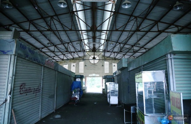 Cảnh u ám bên trong khu chợ tiền tỷ ở Sài Gòn bị bỏ hoang gần 15 năm qua - Ảnh 4.