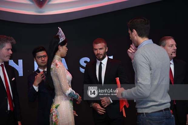 Khoảnh khắc cực hot: Hoa hậu Tiểu Vy mặc Áo dài, rạng rỡ bắt tay David Beckham - Ảnh 8.