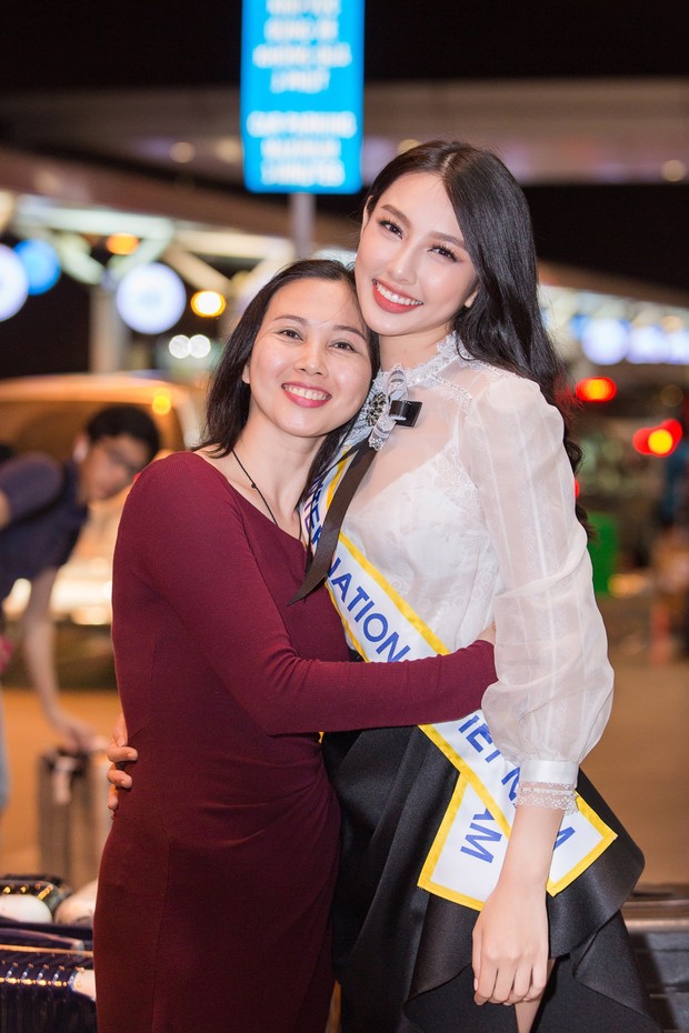 Thuỳ Tiên xúc động đến bật khóc khi Hoa hậu Tiểu Vy, Á hậu Thúy An tiễn lên đường đi Nhật thi Miss International 2018 - Ảnh 11.