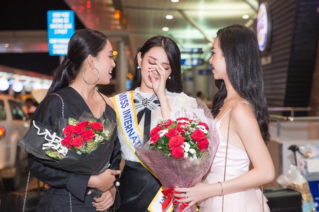 Thuỳ Tiên xúc động đến bật khóc khi Hoa hậu Tiểu Vy, Á hậu Thúy An tiễn lên đường đi Nhật thi Miss International 2018 - Ảnh 7.